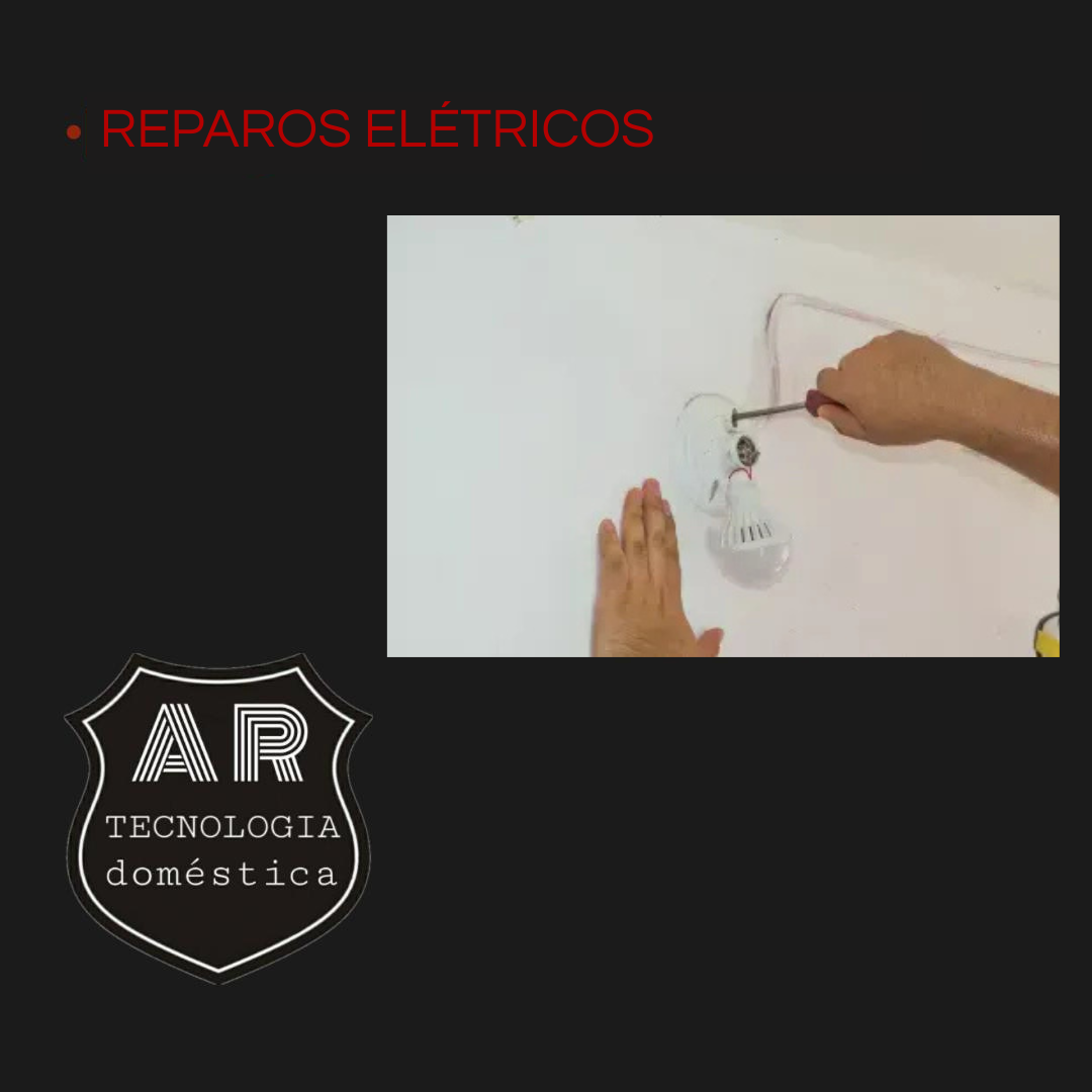 Mãos de um eletricista profissional trabalhando em um quadro de disjuntores.