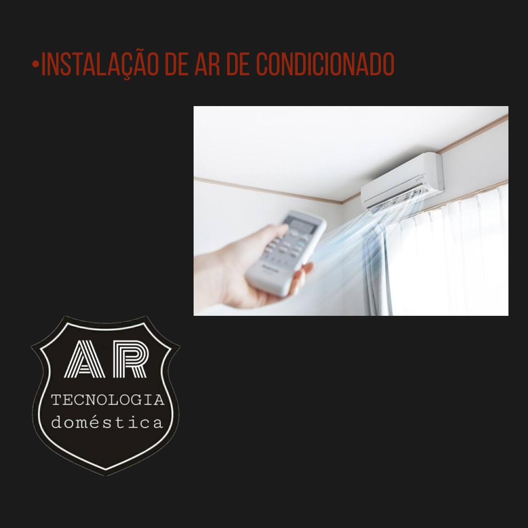 Ar-condicionado split branco instalado em uma parede de tijolos.