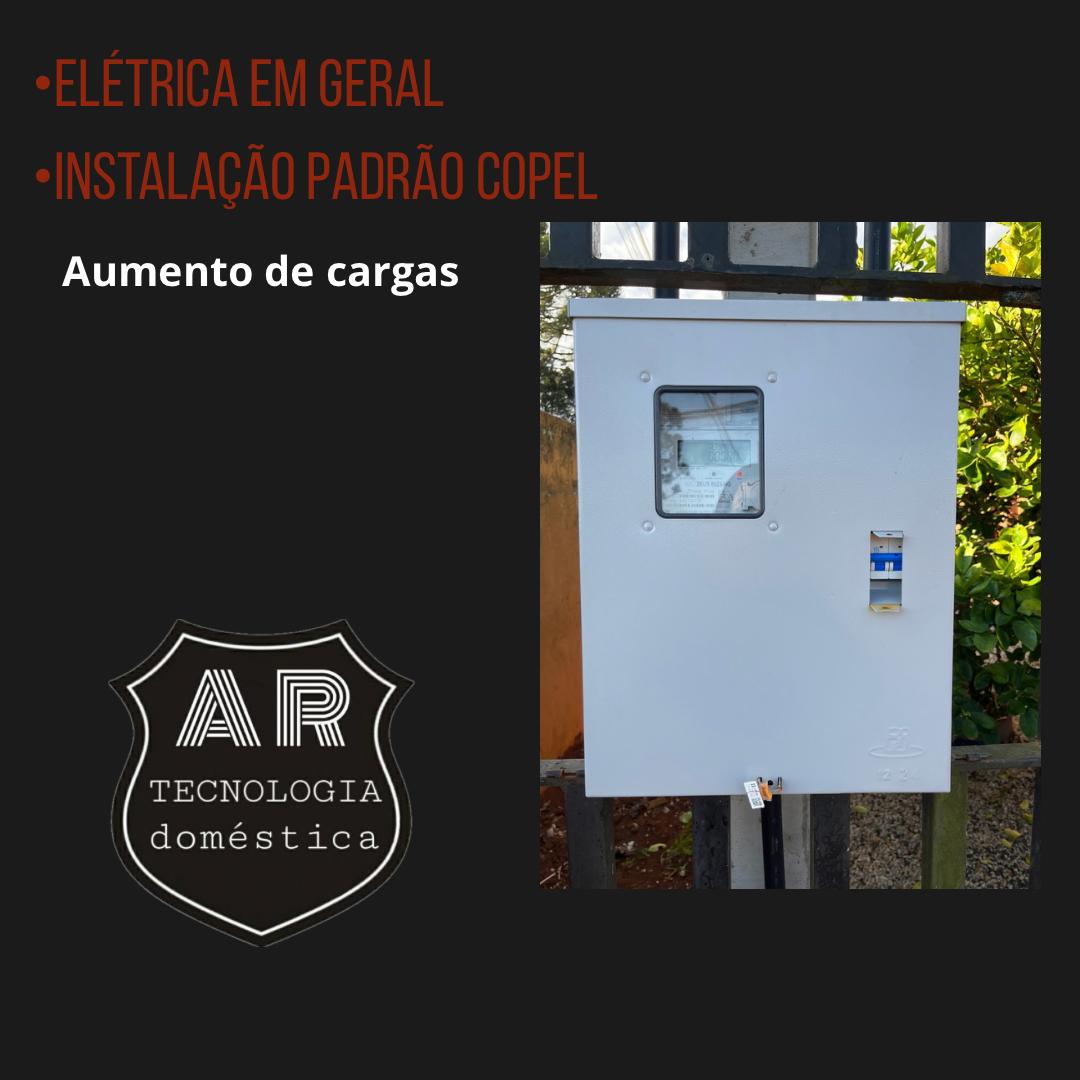 Caixa de padrão de energia com medidor e disjuntores instalada na parede.